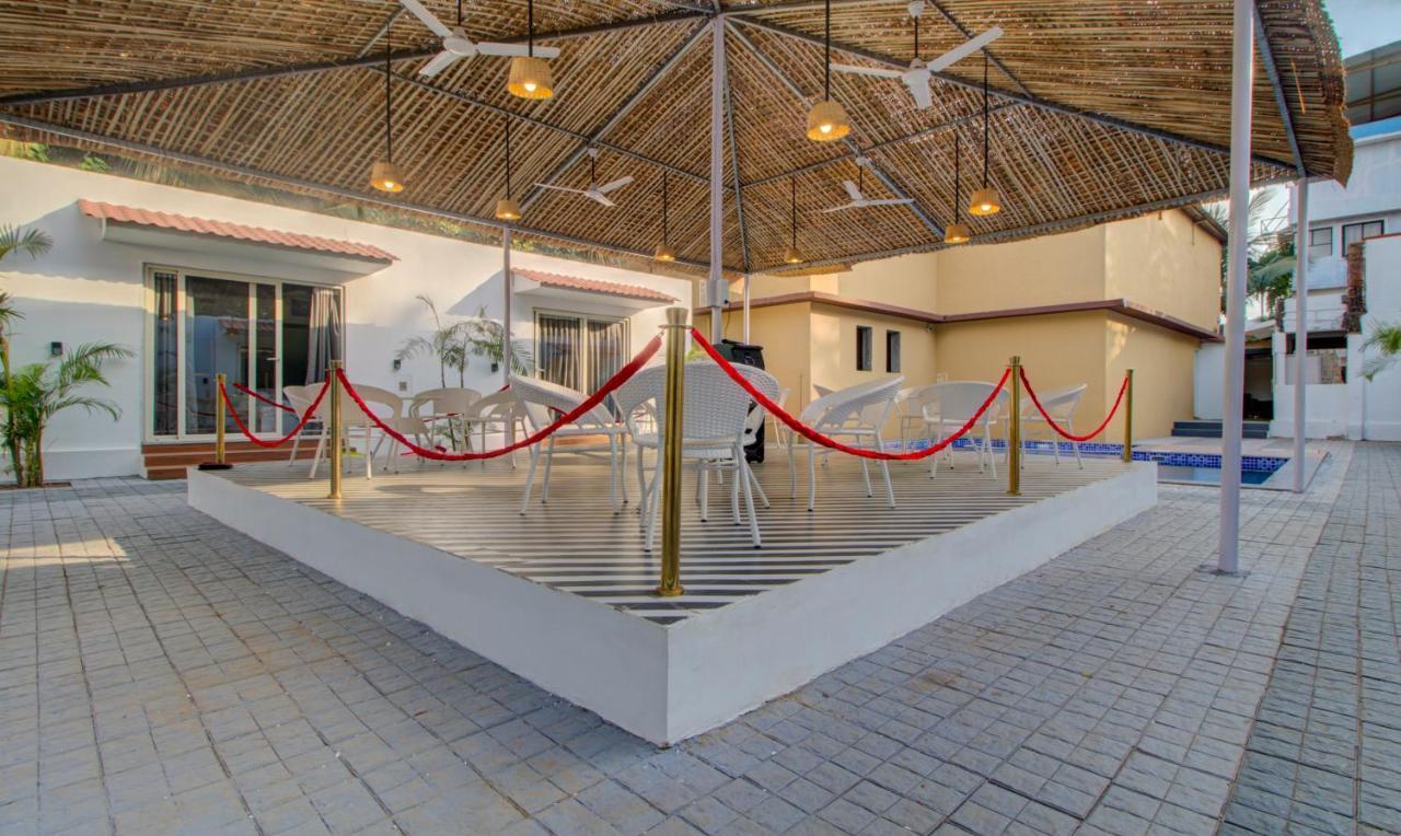 Treebo Code Red Hotel Morjim Buitenkant foto