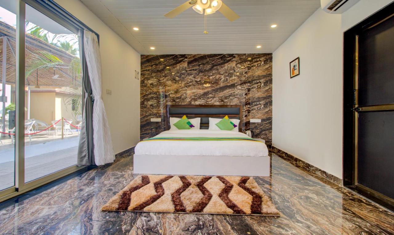 Treebo Code Red Hotel Morjim Buitenkant foto