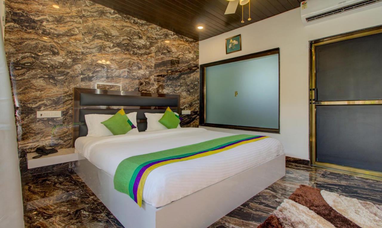 Treebo Code Red Hotel Morjim Buitenkant foto
