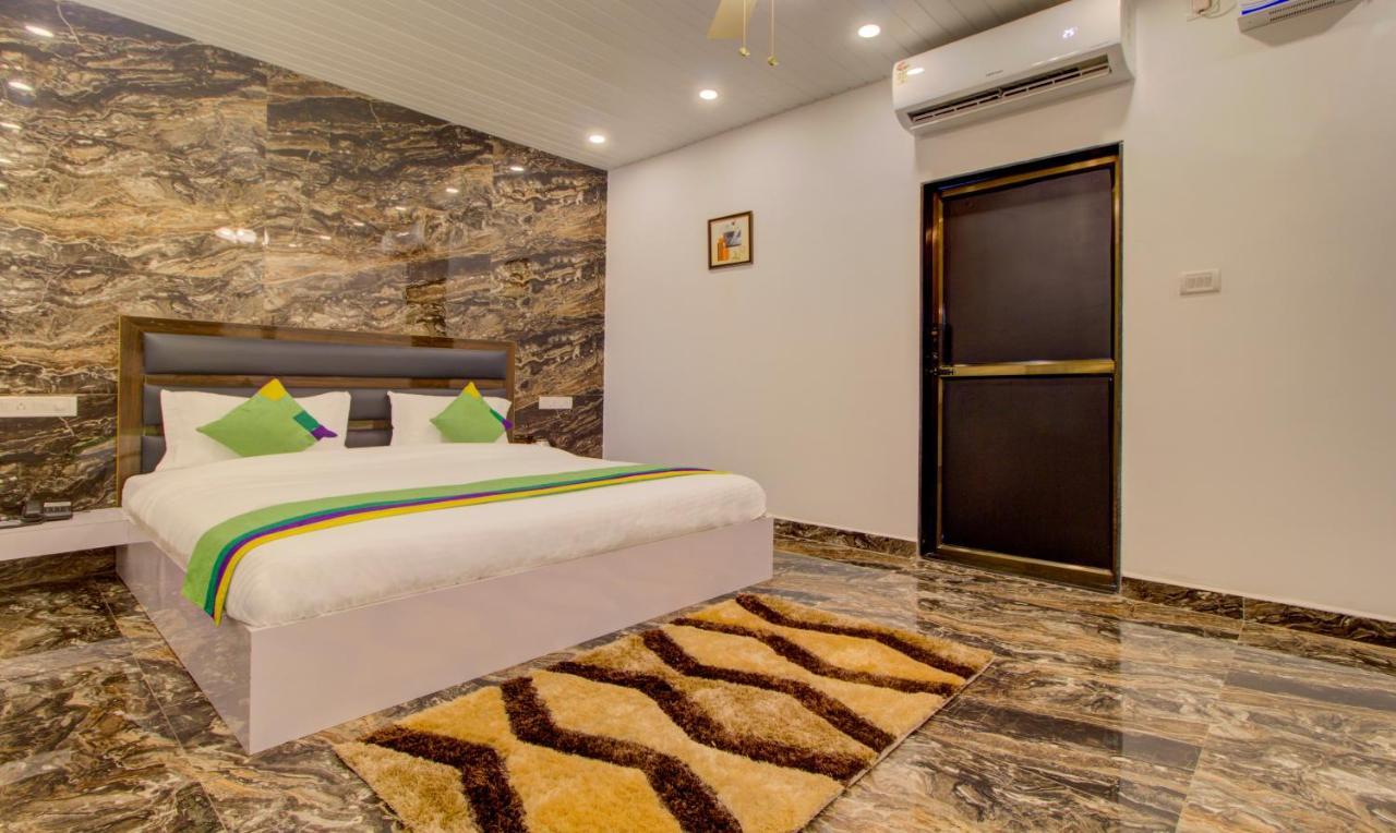 Treebo Code Red Hotel Morjim Buitenkant foto