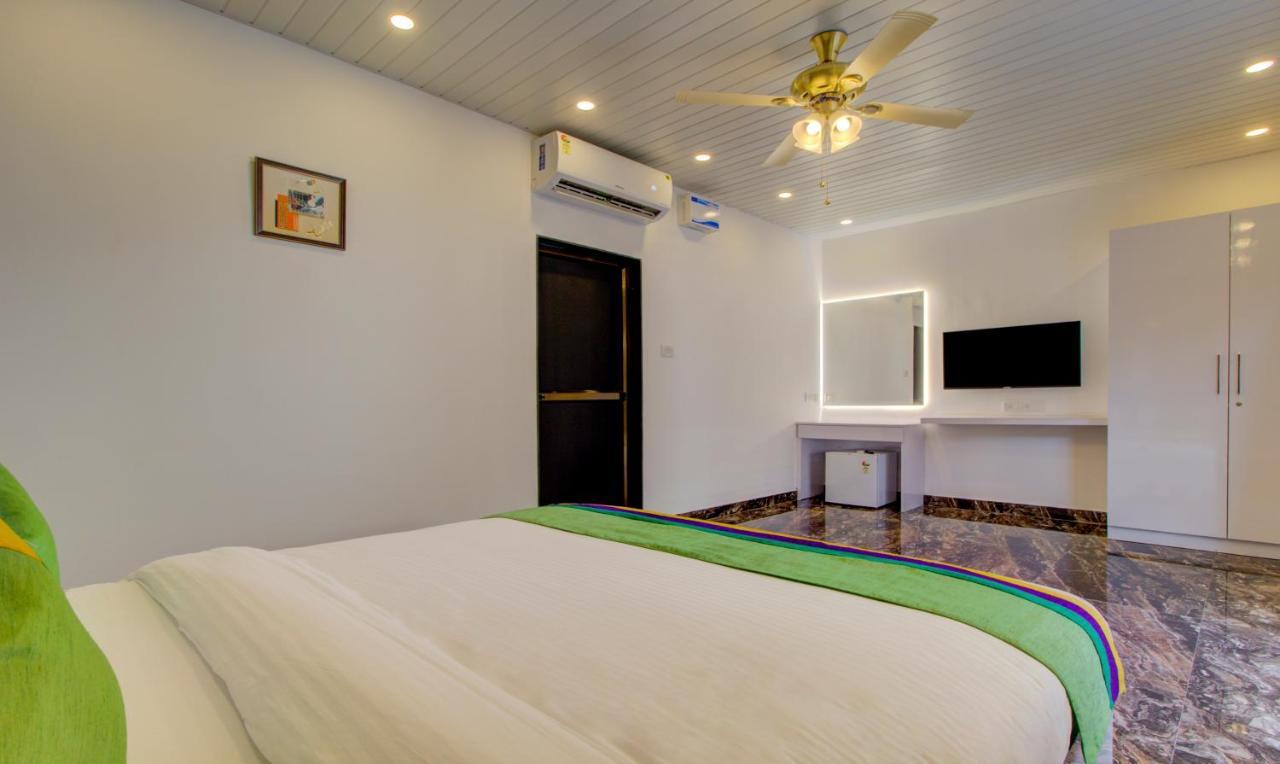 Treebo Code Red Hotel Morjim Buitenkant foto